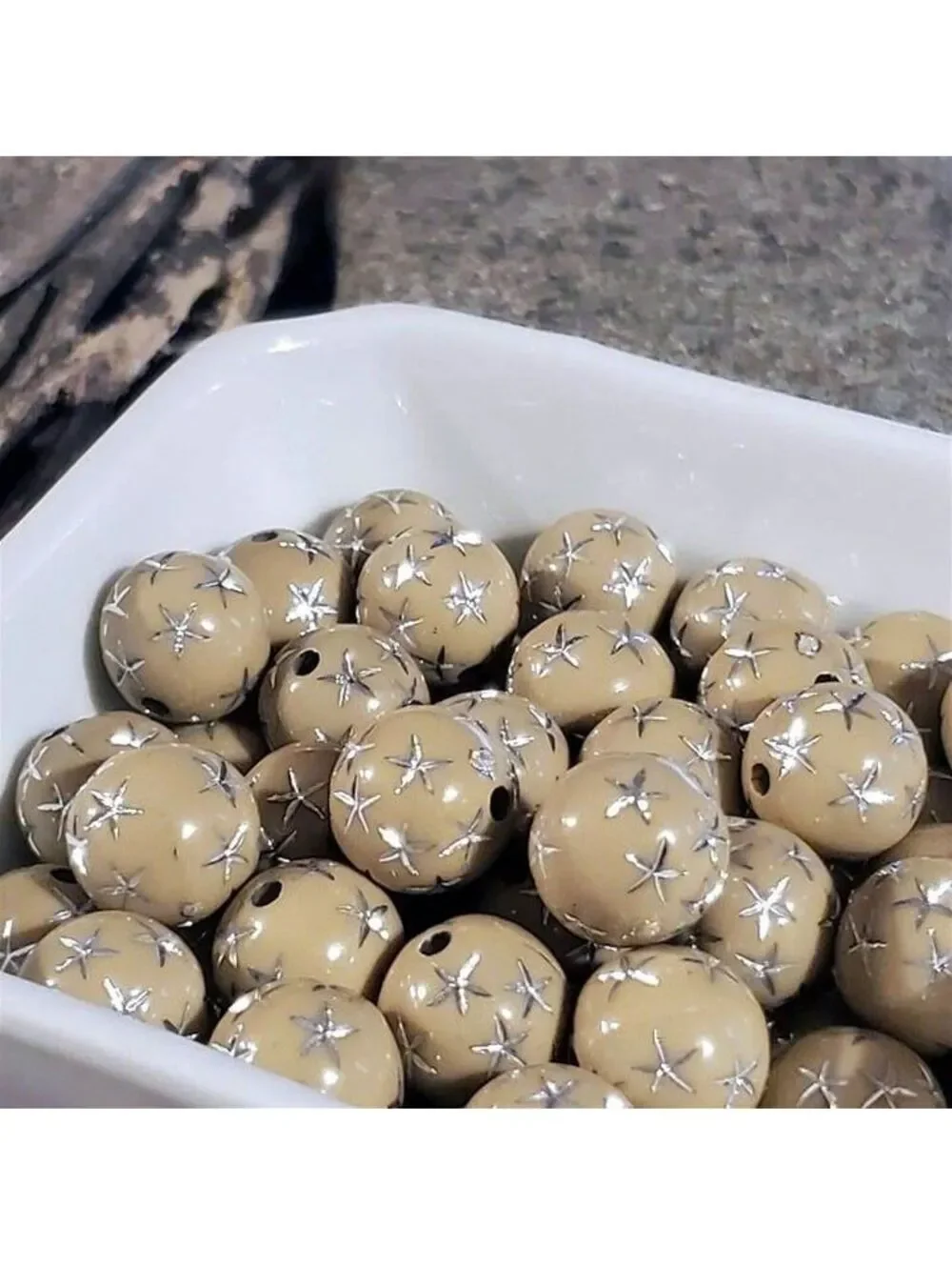 10 Vintage Retro Beige Tan Silver Stars 12mm Round Acrylic Shabby Chic Beads